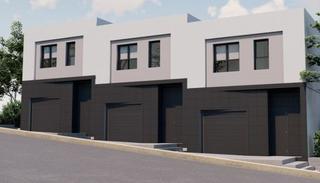 Casa adossada a Sils. Casa adosada de nueva construcción en sils  estanys de vida fase