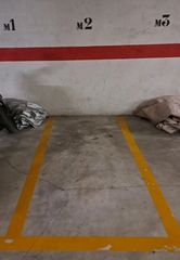 Autoparkplatz in Santa Coloma de Farners. Parking para moto en la calle principal