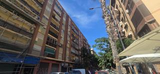 Pis a Aiora. Piso en serreria con balcon cocina amplia con galeria
