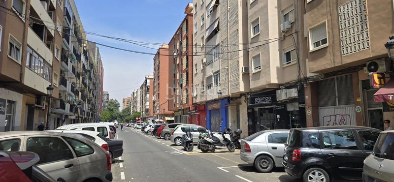 Foto cc7254d8-7ecc-4705-aced-52bc39d0dc99. Local comercial a L´Illa Perduda Valencia