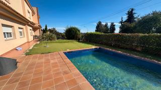 Casa  Carrer de la guatlla. Casa esquinera en exclusiva con piscina