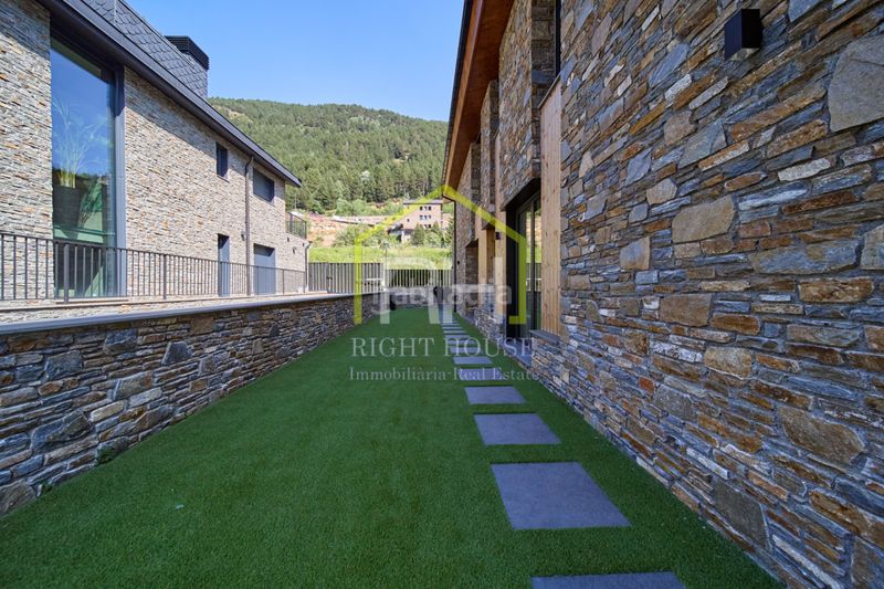 Foto ec60e0d8-bcac-4609-b4ae-724811f3048d. Casa adossada amb xemeneia calefacció aparcament a Canillo