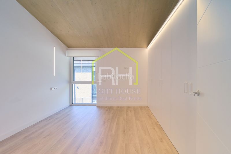Foto b86a9ecd-2bc7-4417-be5d-be9544e4d60d. Casa adossada amb xemeneia calefacció aparcament a Madrid
