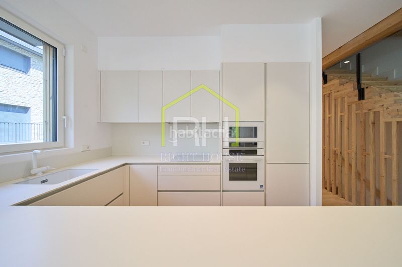 Foto d97c93b0-7ef6-459e-a879-8c4ef976e8ac. Casa adossada amb xemeneia calefacció aparcament a Madrid