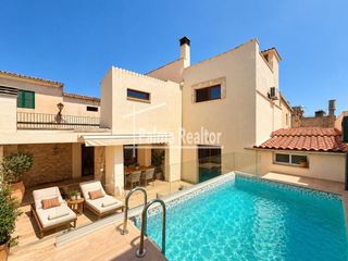 Casa  Calle major. Casa mallorquina con piscina privada y patio