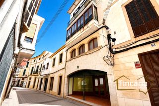 House  Major. Venta de edificio con local y vivienda en felanitx