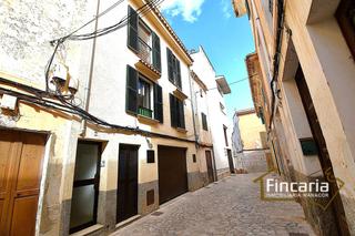 Semi detached house  Carrer d'en pizà. Venta de casa con 3 viviendas independientes en felanitx