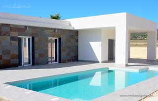 Chalet à Romana (la). Moderno chalet en una planta con piscina privada en la romana