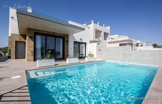 Chalet in San Miguel de Salinas. Villa de lujo con 3 dormitorios y vistas panorámicas en orihuela