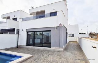 Chalet en Villamartín-Las Filipinas. Moderno chalet independiente en la zenia