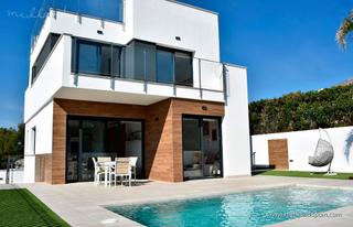 Xalet a Coloma. Moderno chalet con sótano, solárium, piscina privada y vistas al