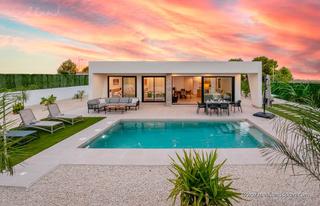 Xalet a Calasparra. Moderno chalet en una planta con 3 dormitorios y piscina privada