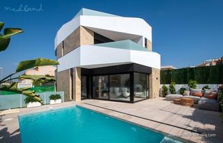 Chalet en La Florida. Modernos chalets con piscina privada en los altos