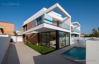 Chalet à Torre de la Horadada. Chalets de lujo con piscina privada a solo 300 metros de la play