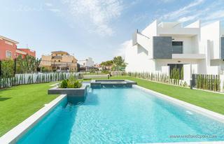 Appartement à Los Balcones-Los Altos. Apartamento de 3 dormitorios en planta baja con jardín en torrev