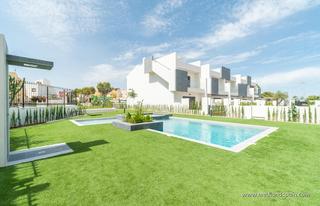 Appartement à Los Balcones-Los Altos. Apartamento planta alta con 3 dormitorios y solárium en torrevie