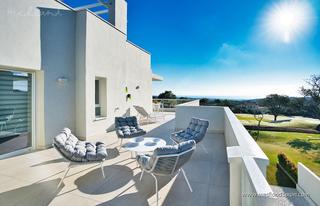 Apartament a Sotogrande Alto. Ático dúplex de 3 dormitorios con solárium en san roque