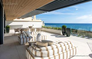 Apartamento en Seghers. Apartamento de lujo en primera línea de playa con 3 dormitorios