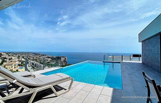 Chalet à Cumbre del Sol. Chalet de diseño con gran parcela y vistas al mar en benitachell