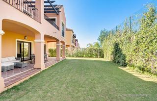 Xalet a Valle Romano Golf. Chalet pareado de 4 dormitorios  con gran jardín privado  en pri