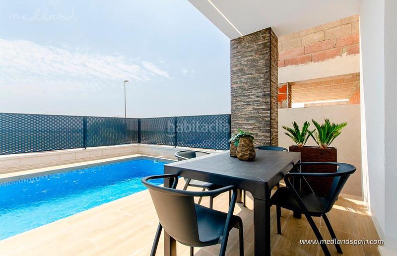 Foto f0327ab8-09a9-4da5-bbf6-f084c0dc4b04. Chalet moderno chalet de 3 dormitorios y piscina privada en vistabella golf en Orihuela