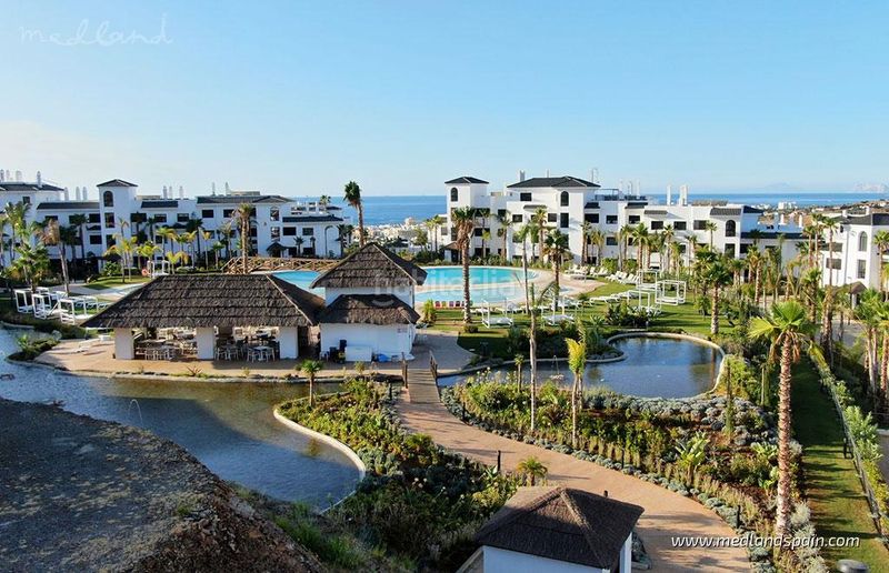 Foto 9bda0925-76d8-44c7-80f2-e9327a7ccf74. Apartamento  en planta baja con 4 dormitorios y vistas panorámicas en Estepona