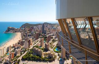 Apartamento en Playa Poniente. Exclusivo apartamento con vistas al mar a 300 metros de la playa