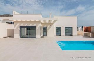 Chalet in Polop. Moderno chalet en una planta con solárium, piscina privada y vis