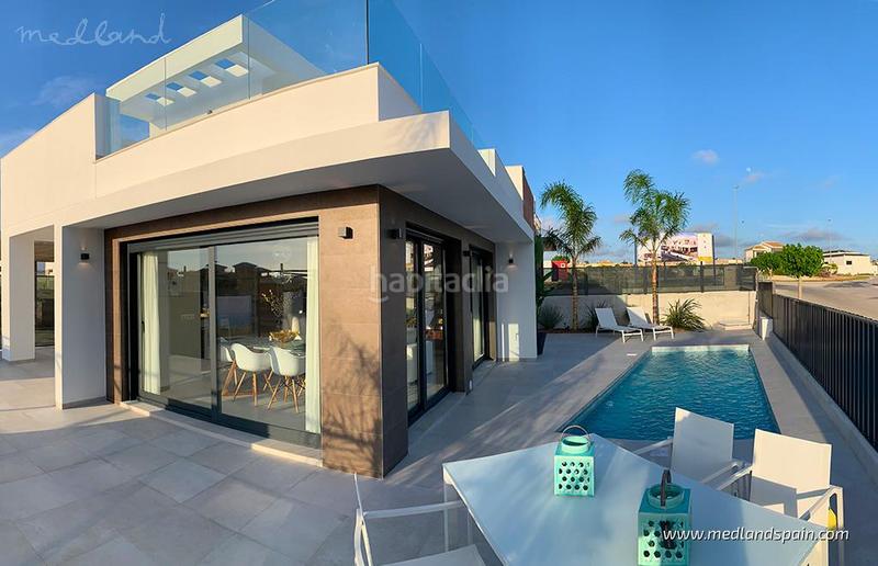 Foto b3702b79-511d-4671-85c2-28b720a01bdd. Chalet moderno chalet de 3 dormitorios y amplia terraza en Daya Nueva
