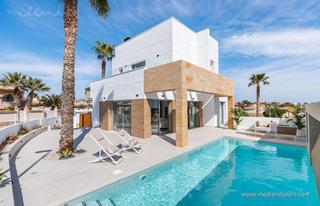 Chalet en Rojales. Chalet con sótano, solárium y amplio jardín con piscina en ciuda