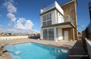 Xalet a San Miguel de Salinas. Villa de lujo con 4 dormitorios y vistas panorámicas en orihuela