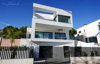 Chalet en Polop. Exclusivos chalets de 3 dormitorios, sótano, piscina privada y v