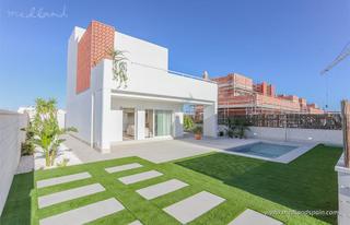 Chalet in Pilar de la Horadada Ciudad. Chalet de estilo mediterráneo de 3 dormitorios, con solárium y p