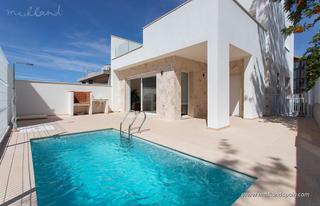 Chalet à Hondón de las Nieves. Moderno chalet con 3 dormitorios, sótano y piscina privada en ho