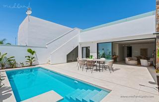 Xalet a Las Lomas de Rame-Bahía Bella. Chalet en una planta con solárium y piscina privada en la serena