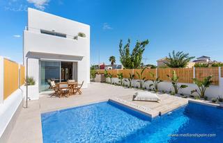 Chalet in Las Lomas de Rame-Bahía Bella. Moderno chalet de 3 dormitorios y piscina privada en la serena g