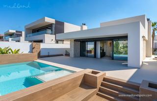 Chalet en Algorfa. Chalet en primera línea de golf de una sola planta con sótano y