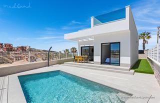 Chalet en Algorfa. Moderno chalet en una planta con 3 dormitorios, solárium y pisci