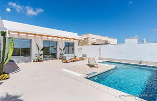 Chalet à Benijófar. Chalet en una planta con sótano y piscina privada en benijófar