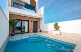 Chalet in San Pedro del Pinatar. Chalet de 3 dormitorios, solárium y piscina privada en san pedro