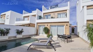Casa adossada a Los Peñascos-El Salero-Los Imbernones. Moderno chalet adosado con piscina privada en san pedro del pina