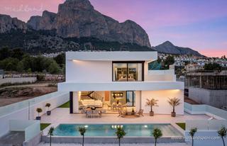 Chalet en Polop. Modernos chalets con sótano, piscina privada y fantásticas vista