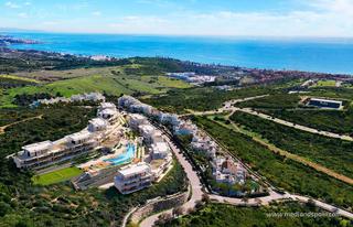 Apartament a Casares Golf - Casares del Sol. Apartamento en planta baja con vistas al mar en un resort de gol