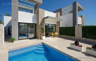 Chalet à San Fulgencio. Modernos chalets en una planta con 3 dormitorios y solárium priv