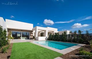 Chalet en Algorfa. Moderno chalet en una planta con sótano y piscina privada en la