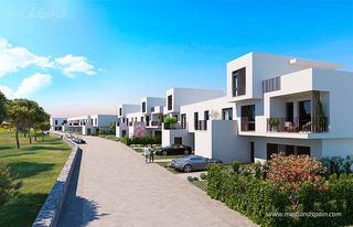 Semi detached house in San Roque Club. Chalet adosado con amplias terrazas y jardín privado en primera