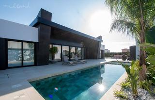 Chalet en Rojales. Villa de 3 dormitorios con planta sótano y piscina privada en ci