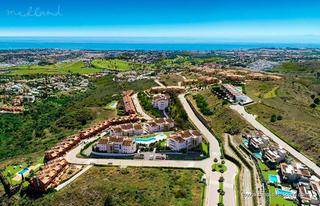 Apartament a El Paraíso. Ático con amplia terraza y vistas panorámicas al mar en benahaví