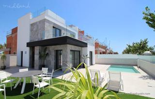 Chalet en Pilar de la Horadada Ciudad. Moderno chalet con sótano, solárium y piscina privada en pilar d