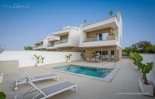 Chalet à El Pinar de Campoverde. Villas en primera línea de golf con piscina privada en lo romero